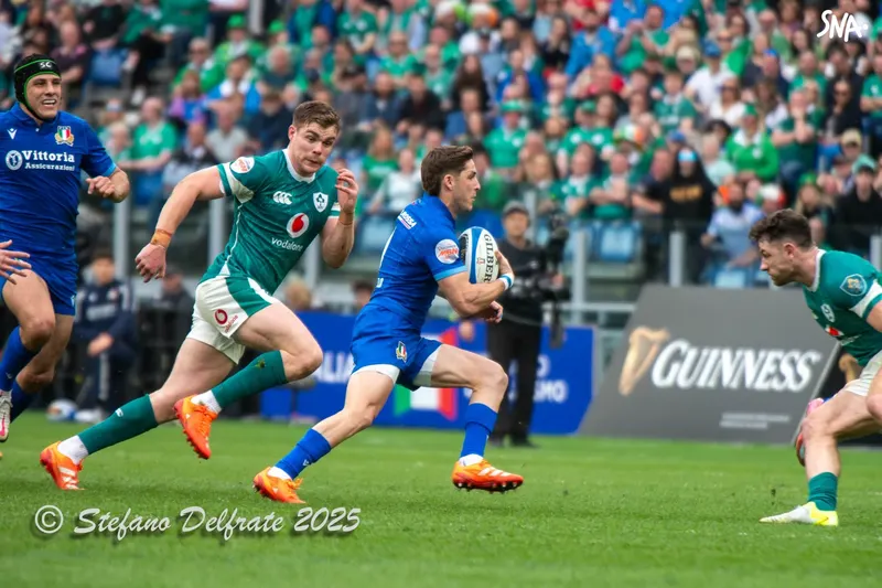 Garry Ringrose, en vert à gauche du porteur du ballon, lors d’Italie–Irlande à Rome le 15 mars 2025. Archive.