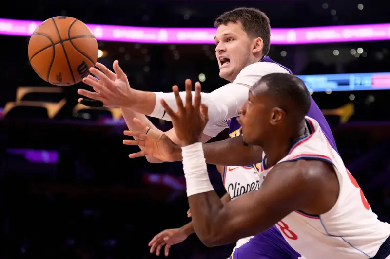 Walker Kessler et Kris Dunn lors de Lakers–Clippers, le 23 octobre 2026 à Los Angeles.