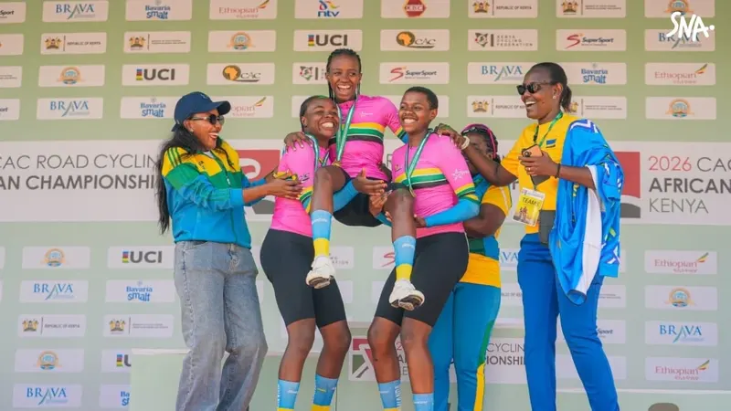 Les trois championnes rwandaises du contre-la-montre réunies à Kisumu le 21 octobre 2026.