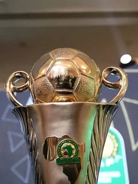 Le trophée de la Coupe de la Confédération de la CAF, présenté en illustration de la course à la phase de groupes.