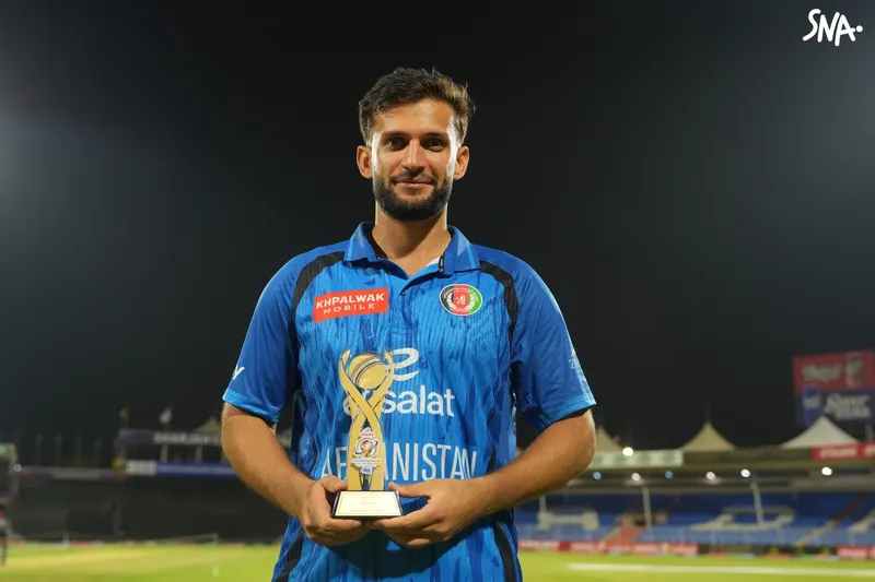 Azmatullah Omarzai avec son trophée de joueur du match après le deuxième T20 contre le Zimbabwe, à Sharjah, le 29 octobre 2026.