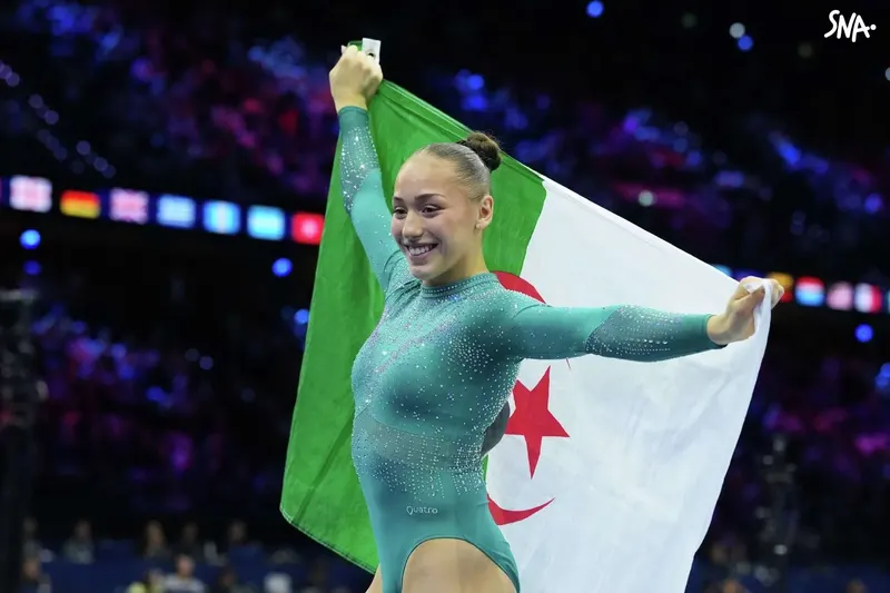 Kaylia Nemour célèbre son titre mondial à la poutre à Rotterdam, le 25 octobre 2026.