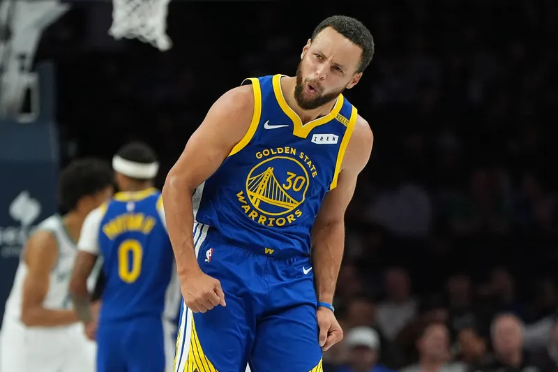 Stephen Curry célèbre face aux Timberwolves à Minneapolis, le 28 octobre 2026.