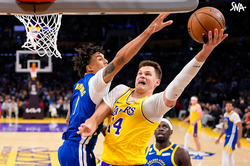 Walker Kessler attaque le cercle face à Yaxel Lendeborg pendant Golden State–Lakers, le 21 octobre 2026.