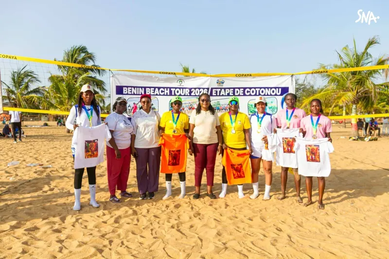 Des participantes réunies lors des finales de l’étape de Cotonou du Bénin Beach Tour 2026.