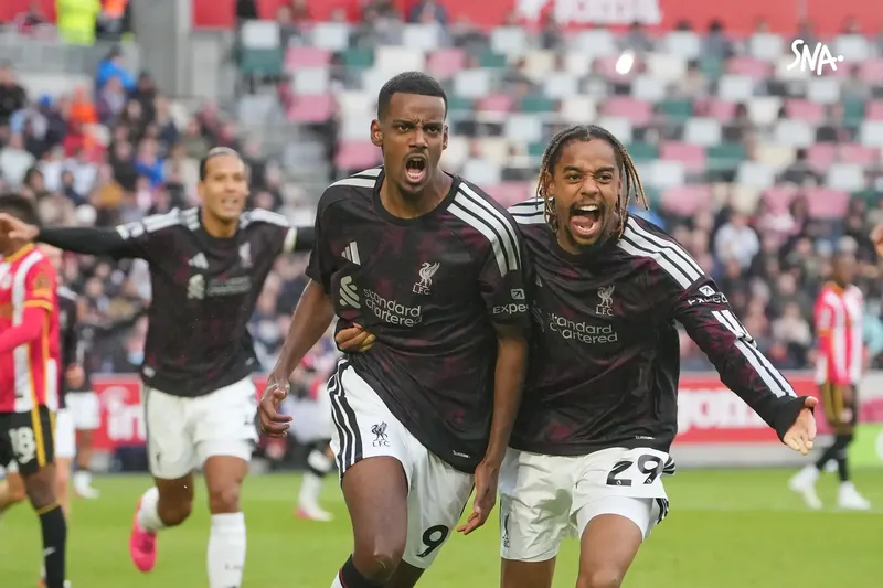 Alexander Isak et Bradley Barcola célèbrent un but de Liverpool à Brentford, le 17 octobre 2026.