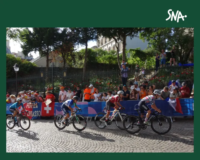 Archive: Vera Looser, second rider from the left, in the Olympic road race in Paris on 4 August 2024.