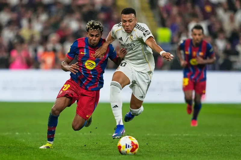 Lamine Yamal et Kylian Mbappé au duel lors de la finale de la Supercoupe d’Espagne, le 11 janvier 2026 à Djeddah.