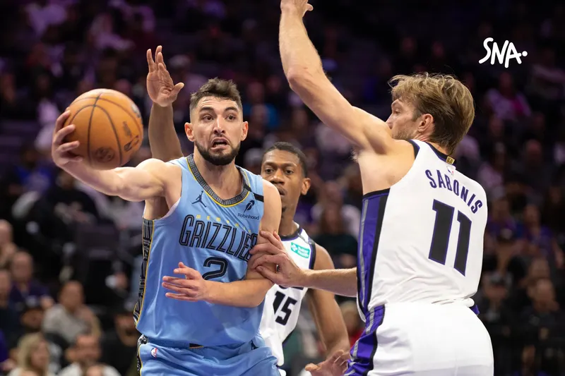 Ty Jerome passe le ballon face à Domantas Sabonis, le 25 octobre 2026 à Sacramento.