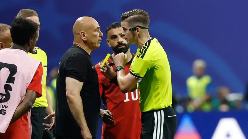 Hossam Hassan face à l’arbitre François Letexier, avec Mohamed Salah à leurs côtés, lors d’Argentine–Égypte au Mondial 2026. Photo d’archive.