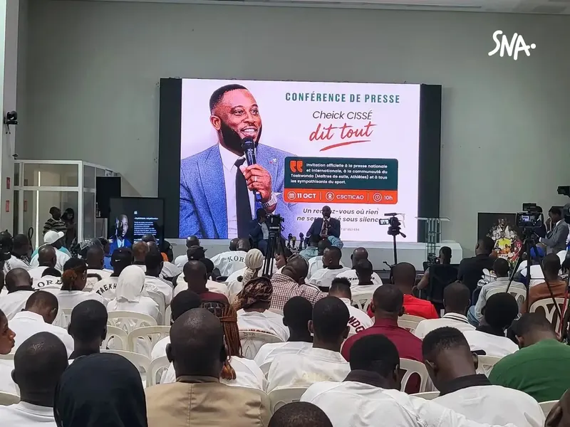 Archive : conférence de presse de Cheick Cissé à Abidjan, le 11 octobre 2026. Cette photographie ne montre pas une distribution d’équipements.