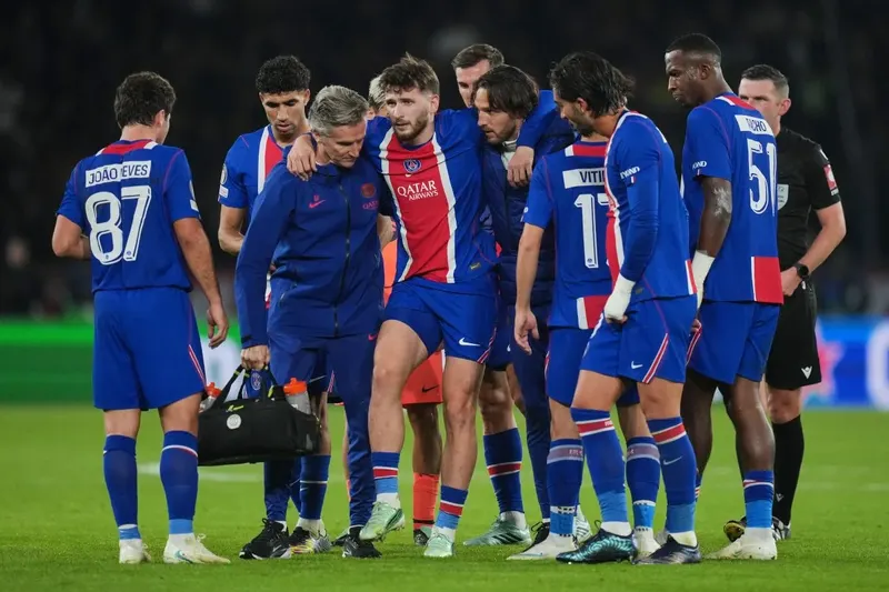 Archives : Kvaratskhelia aidé à quitter la pelouse par le staff du PSG contre Barcelone, au Parc des Princes le 20 octobre 2026.