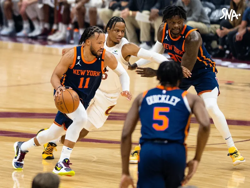 Jalen Brunson avec le ballon lors de New York–Cleveland, le 26 avril 2023 — photo d’archive.