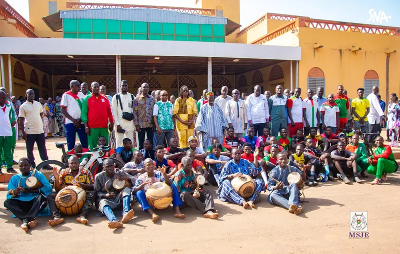 La délégation burkinabè réunie au palais du Mogho Naaba, à Ouagadougou, le 27 octobre 2026.