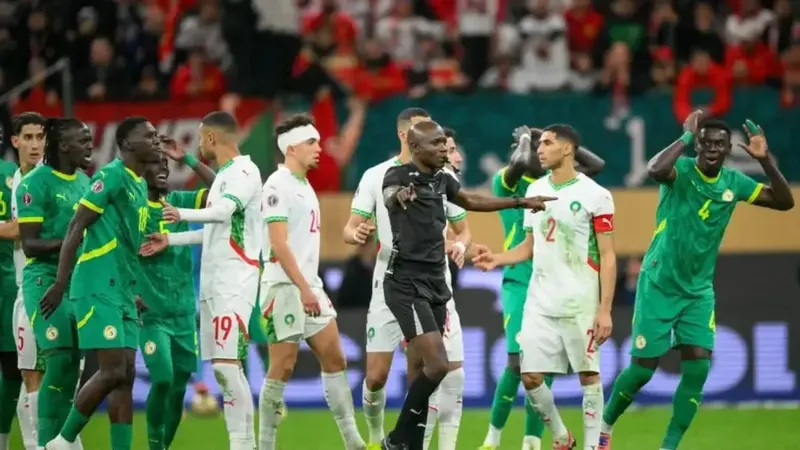 Senegal and Morocco players gathered around the referee during the AFCON 2025 final.