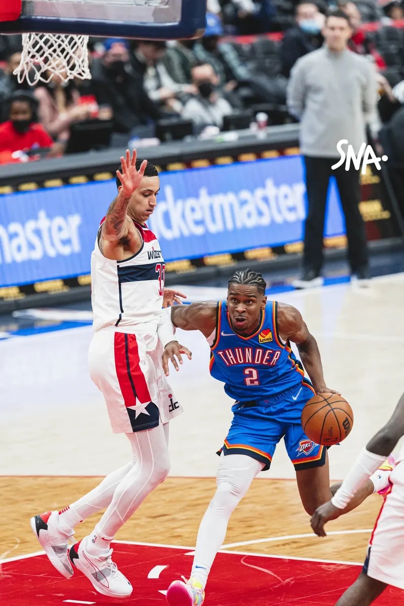 Shai Gilgeous-Alexander en action face à Kyle Kuzma à Washington, photographie d’archive du 11 janvier 2022.