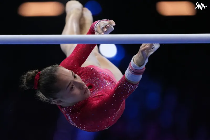 Kaylia Nemour aux barres asymétriques pendant la finale du concours général mondial à Rotterdam, le 23 octobre 2026.