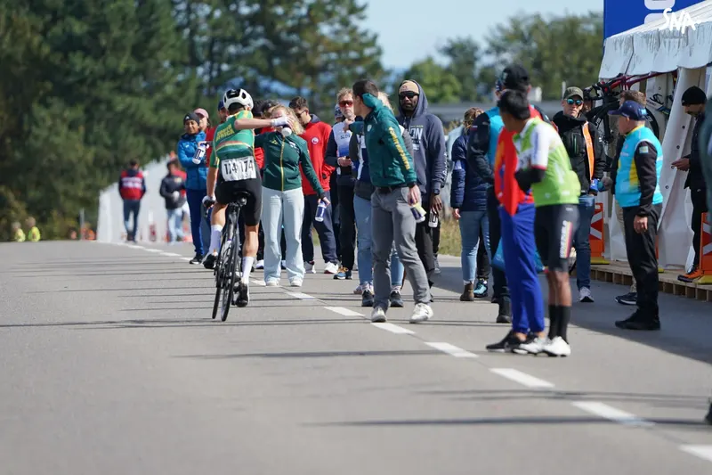 Archive — Callum Ormiston au ravitaillement des Mondiaux de Zurich, le 29 septembre 2024.