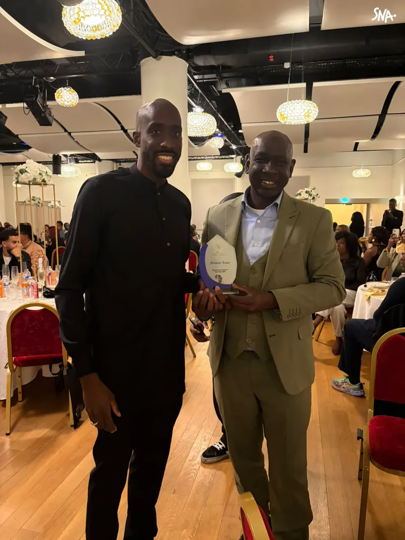 Mansour Loum, à gauche, avec son trophée lors de la cérémonie des Africa-Europe Sports Awards 2026.