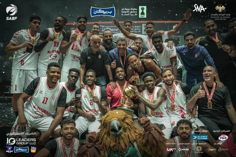 L’équipe d’Al Ittihad réunie autour du trophée après son sacre à Damas, le 16 octobre 2026.