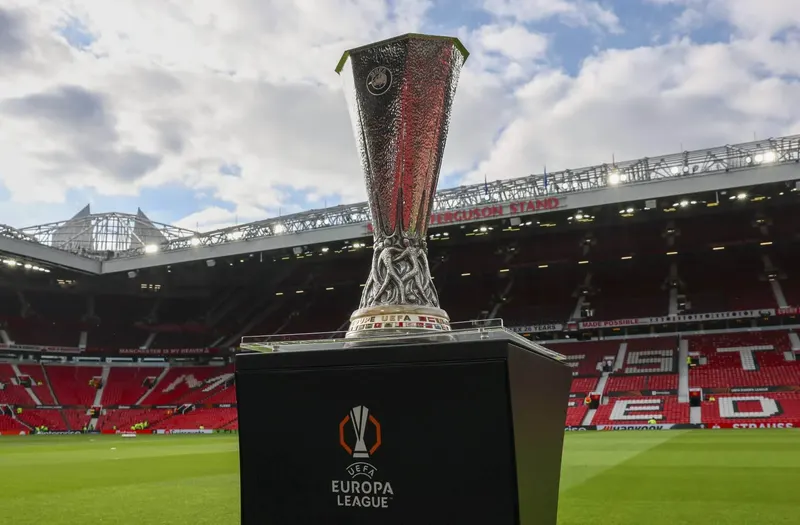 Le trophée de la Ligue Europa exposé à Old Trafford. Photo d’archives, publiée en 2025.