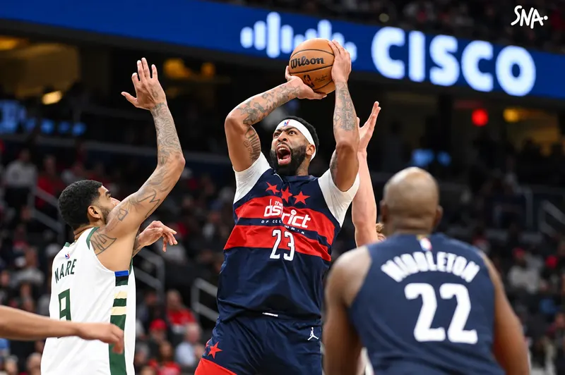 Anthony Davis tire face à Kel’el Ware pendant Milwaukee–Washington, le 21 octobre 2026.