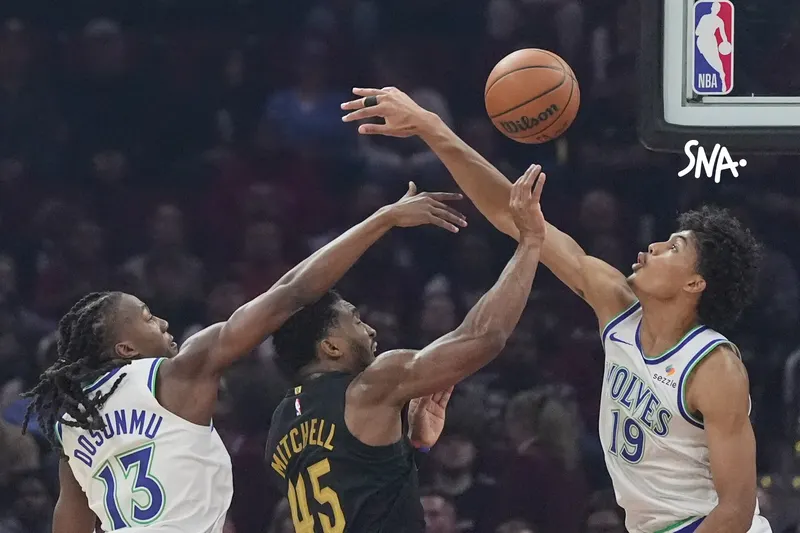 Donovan Mitchell défendu par Ayo Dosunmu et Joan Beringer en première mi-temps de Cleveland–Minnesota, le 26 octobre 2026 à Cleveland.