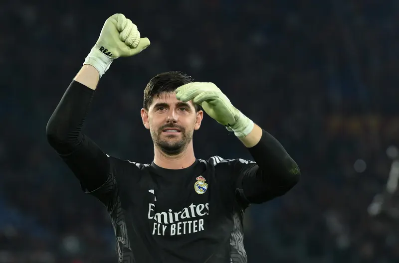 Photo d’archive : Thibaut Courtois salue après Roma–Real Madrid, le 14 octobre 2026 au stade Olympique de Rome.