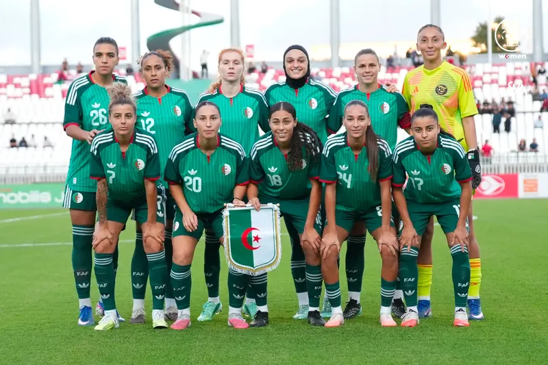 La sélection algérienne féminine réunie pour une photo d’équipe. Archive publiée par la FAF le 20 octobre 2026 ; date et lieu de prise de vue non précisés.