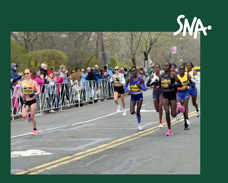 Archive du groupe de tête féminin à Boston en avril 2026, avec Irine Cheptai deuxième coureuse depuis la droite.