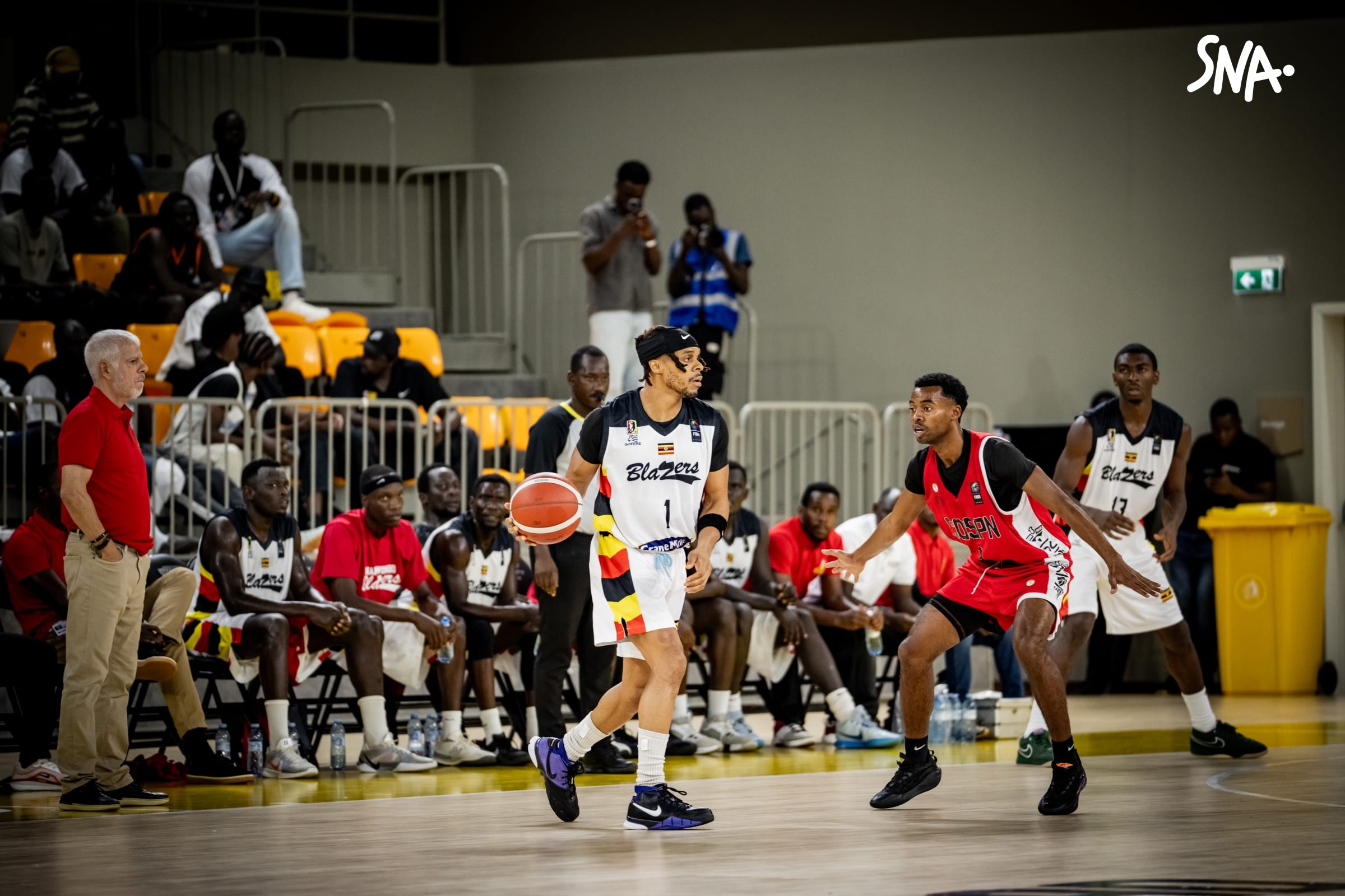 Action de Namuwongo Blazers–COSPN, le 22 octobre 2026 à Hoima. Photo FIBA ; logo SNA ajouté sans recadrage.