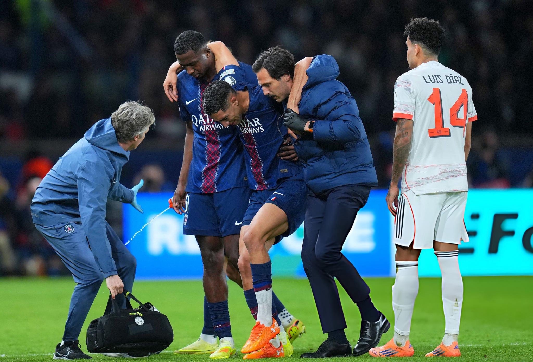 Achraf Hakimi blessé face au Bayern : le Maroc retient son souffle avant la CAN