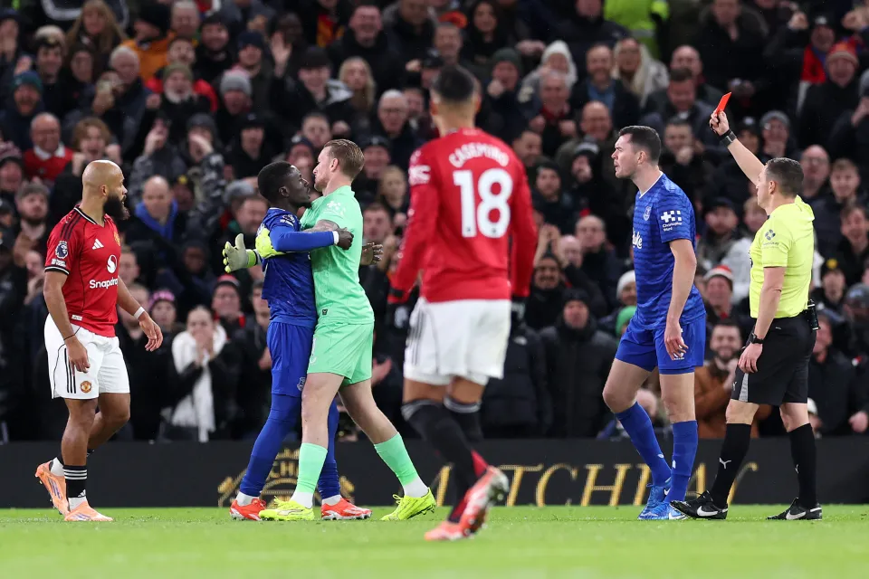 Gifle, expulsion et mea culpa : la soirée mouvementée d'Idrissa Gueye contre Manchester United
