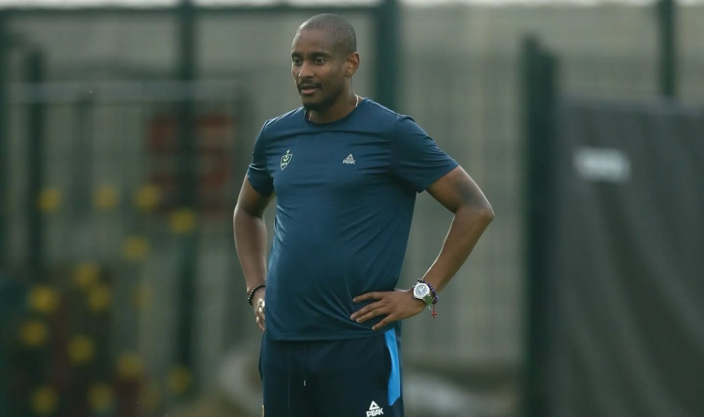 16 000 euros cachés dans une botte : Rhulani Mokwena arrêté à l'aéroport d'Alger