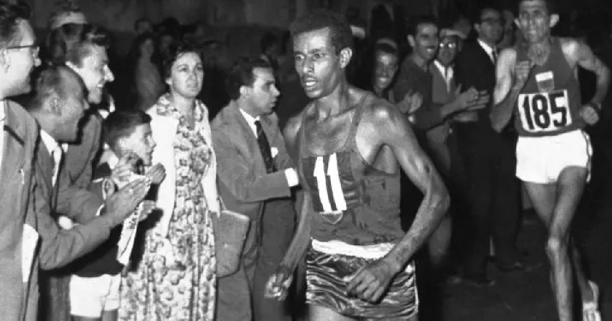 Retro SNA: Barefoot, Abebe Bikila wins the Marathon in Rome at the 1960 Olympics