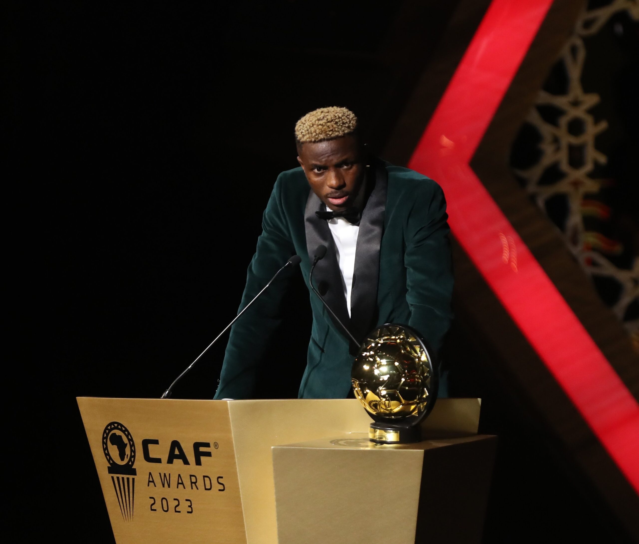 CAF Awards 2023 : Victor Osimhen meilleur joueur africain de l’année, Asisat Oshoala reine d'Afrique, Regragui, Bounou, le Maroc, Lamine Camara primés