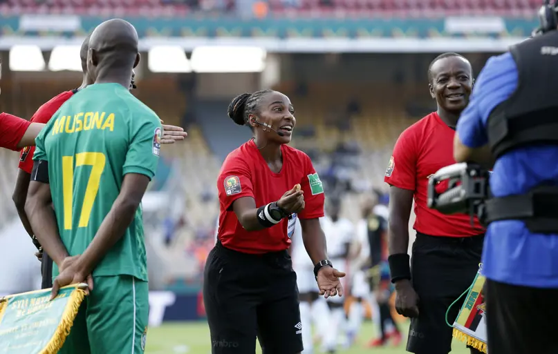 Arbitre pionnière, Salima Mukansanga dépose son sifflet