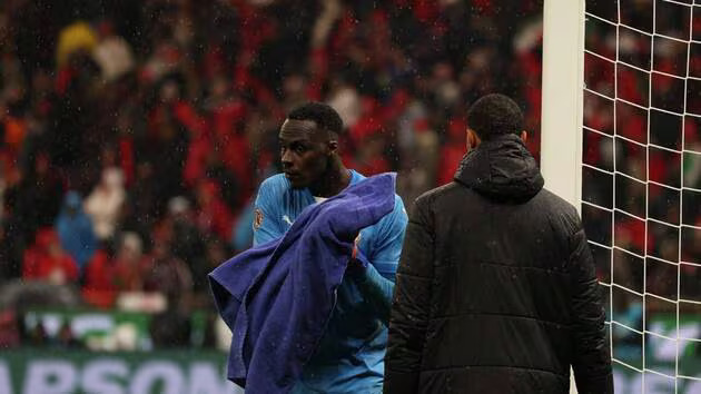 La CAF songe à interdire l'usage des serviettes pour les gardiens de but