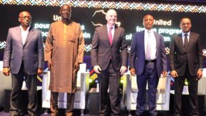 Gianni Infantino entouré des quatre candidats à la présidence de la CAF pour valider pacte de Rabat à Nouakchott.