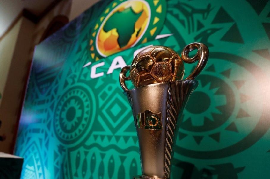 Le trophée de la Coupe CAF : huit équipes vont se lancer dimanche 16 mai à sa conquête. 