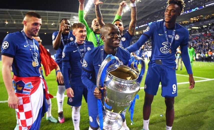 Ngolo Kanté avec le trophée de la Ligue des champions remporté avec Chelsea.