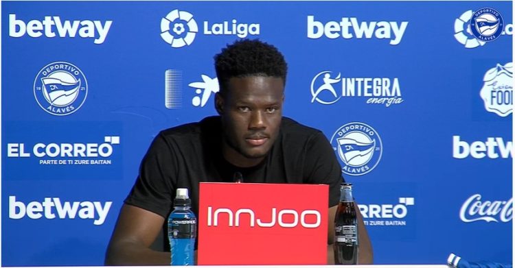 Le Sénégalais Mamadou Loum Ndiaye expliquant les raisons qui l’ont poussé à venir au Deportivo Alavés, en Liga