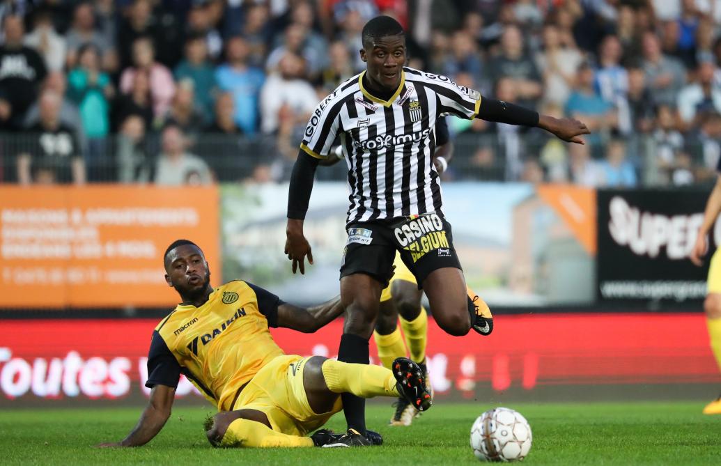 L'attaquant ivoirien Chris Bedia (noir et blanc) sous le maillot de Charleroi.