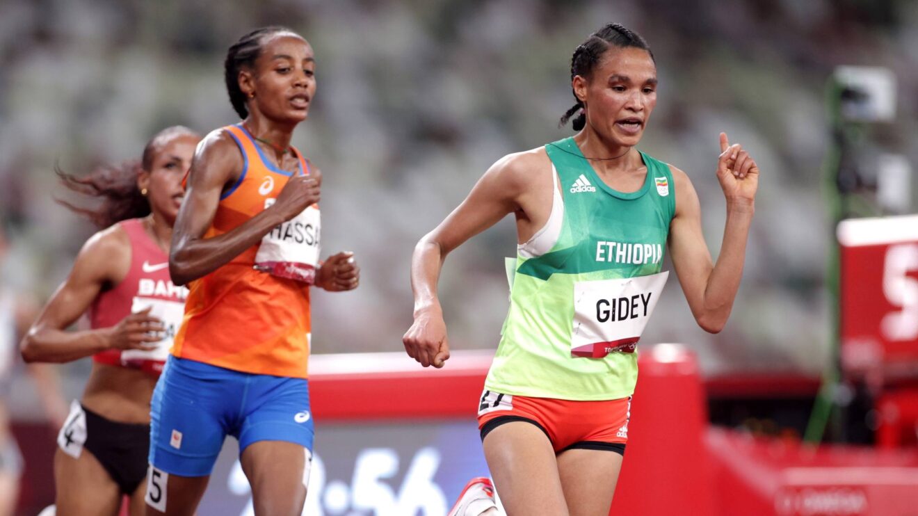 L'Ethiopienne Gidey (devant) a contrôlé le 10 000 m jusque dans les derniers mètres avant de laisser ses poursuivantes immédiates. 
