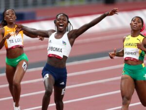 La Namibienne Christine Mboma, deuxième de la finale du 200 m des JO 2021, laisse exploser sa joie.