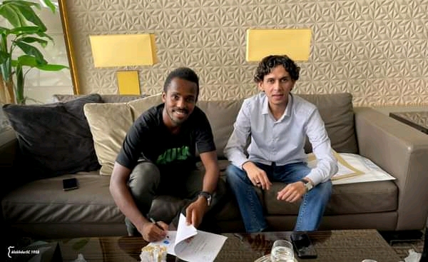 Mehdi Ouedhrefi (à gauche) lors de la signature de son contrat.