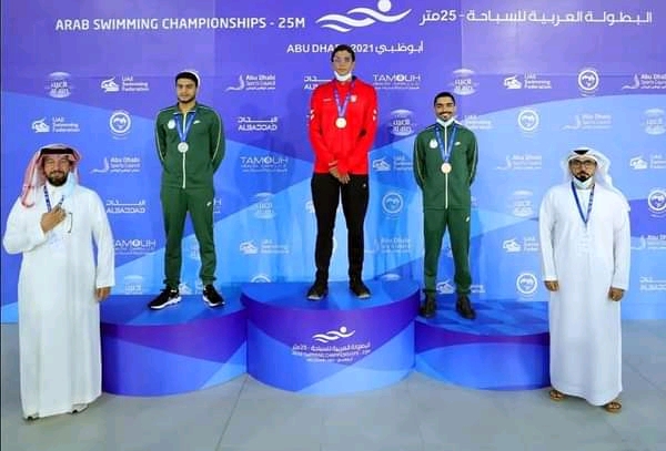 Mohamed Ayoub Hafnaoui  sur la plus haute marche du podium.