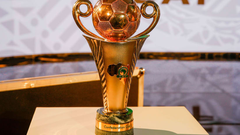 Le trophée de la Coupe CAF.