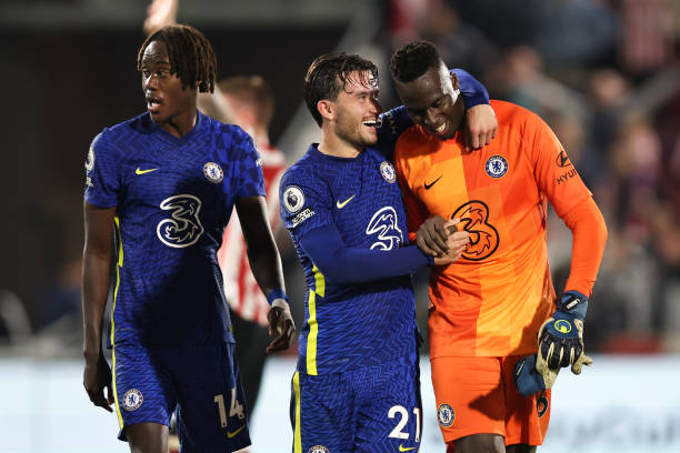 BRENTFORD, ENGLAND - OCTOBER 16:  Edouard Mendy of Chelsea celebrates with Ben Chilwell  during the Premier League match between Brentford and Chelsea at Brentford Community Stadium on October 16, 2021 in Brentford, England. (Photo by Marc Atkins/Getty Images)