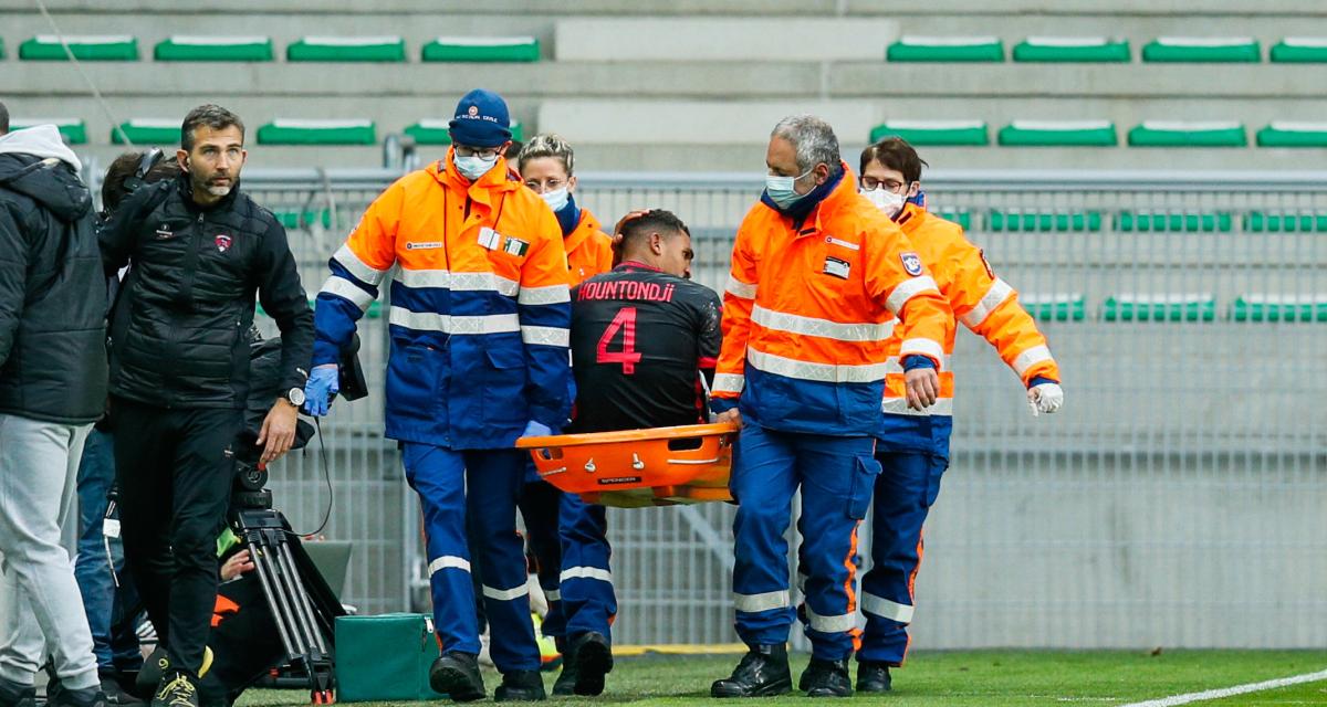 Cédric Hountondji sort sur une civière après sa blessure contre St-Etienne. 